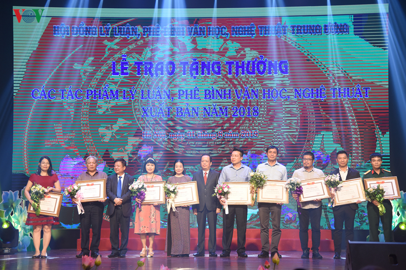 toan canh le trao tang thuong 15 tac pham ly luan, phe binh vhnt hinh 11