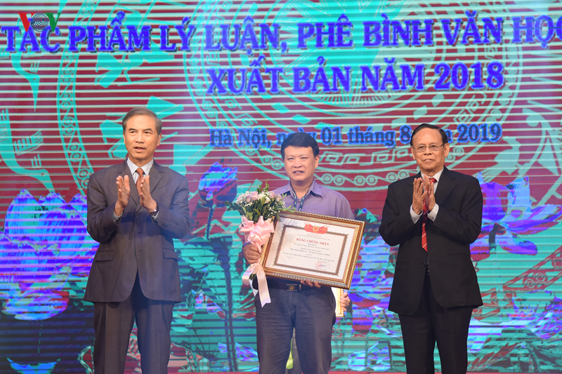 toan canh le trao tang thuong 15 tac pham ly luan, phe binh vhnt hinh 10