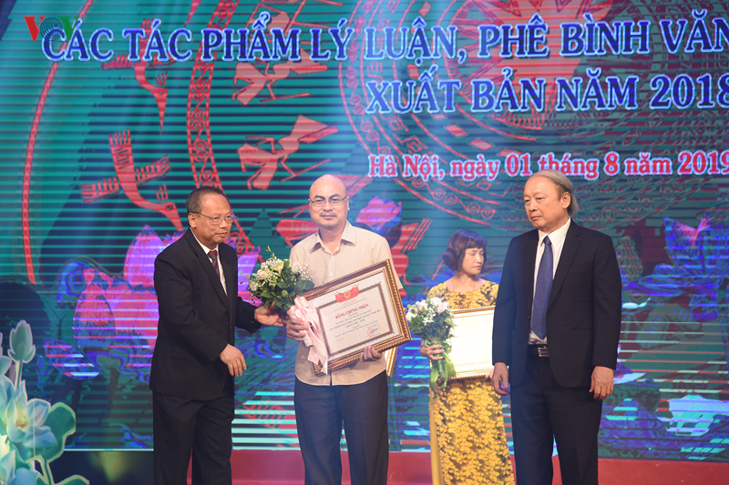 toan canh le trao tang thuong 15 tac pham ly luan, phe binh vhnt hinh 7