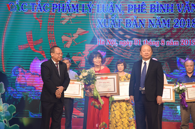 toan canh le trao tang thuong 15 tac pham ly luan, phe binh vhnt hinh 8