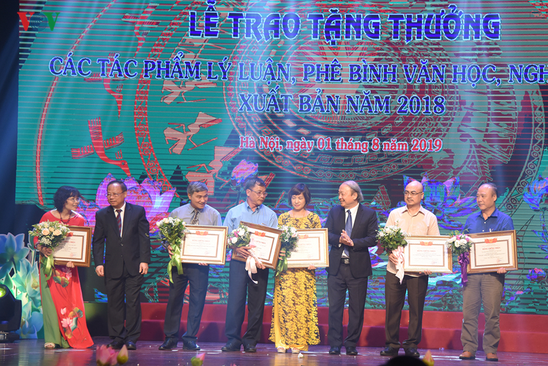 toan canh le trao tang thuong 15 tac pham ly luan, phe binh vhnt hinh 6