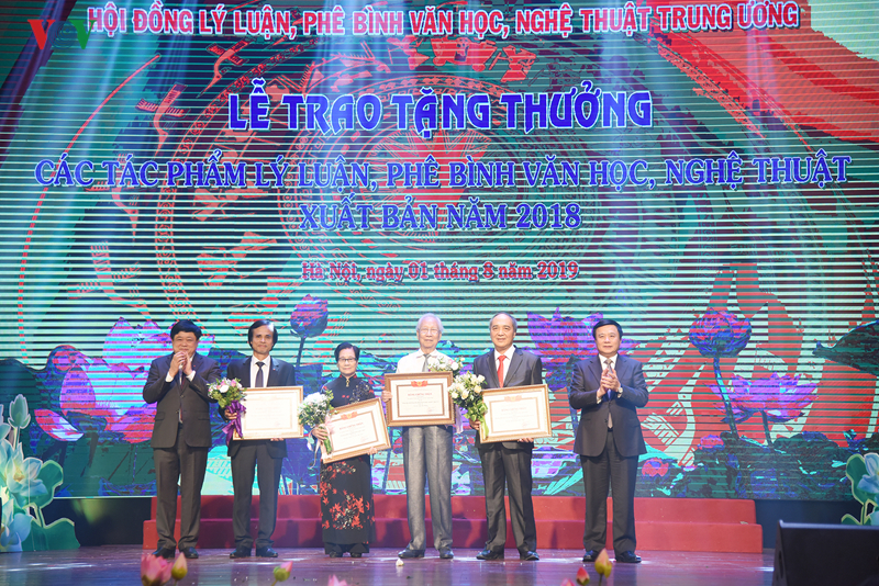 toan canh le trao tang thuong 15 tac pham ly luan, phe binh vhnt hinh 5