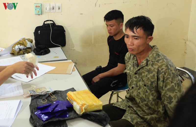 bat 2 doi tuong mua ban, van chuyen trai phep 8000 vien ma tuy hinh 1