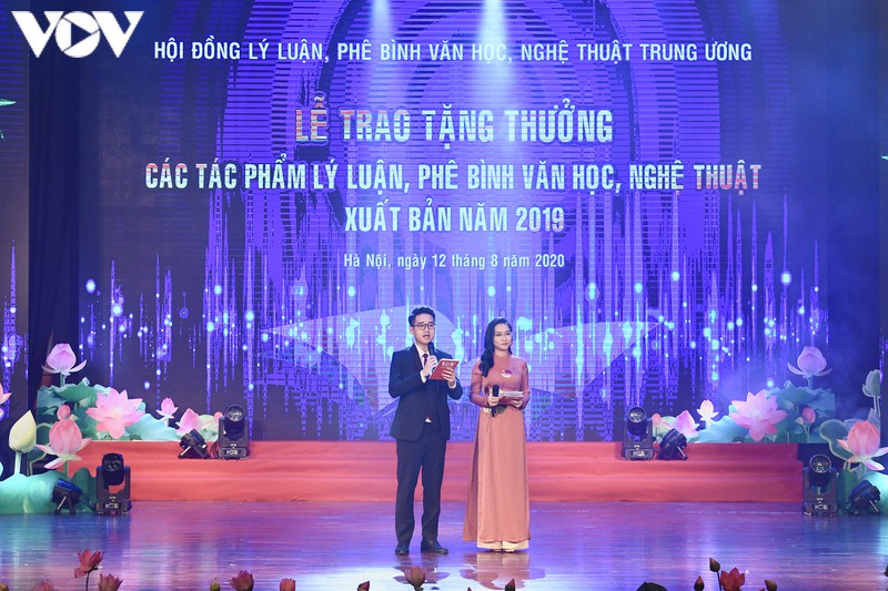 toan canh le trao tang thuong cac tac pham ly luan, phe binh vhnt 2019 hinh 1
