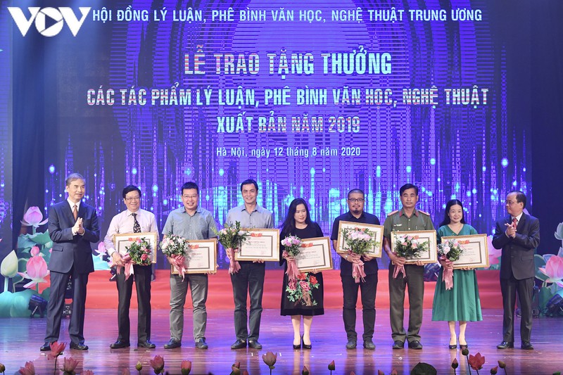trao tang thuong 15 tac pham ly luan, phe binh van hoc nghe thuat hinh 8