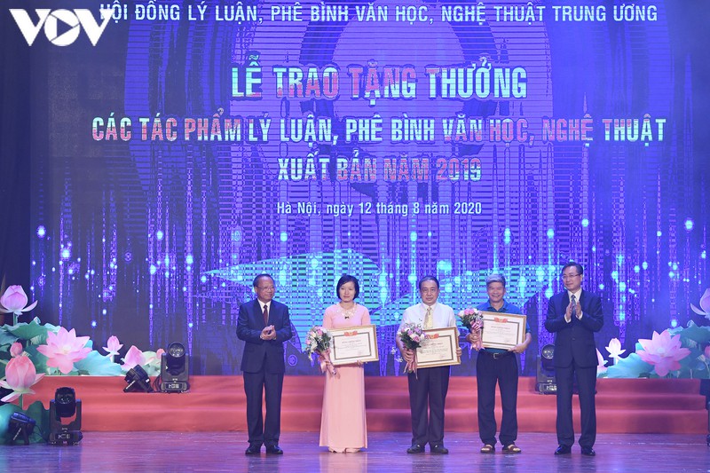 trao tang thuong 15 tac pham ly luan, phe binh van hoc nghe thuat hinh 7