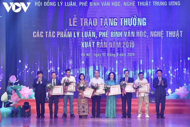 trao tang thuong 15 tac pham ly luan, phe binh van hoc nghe thuat hinh 6