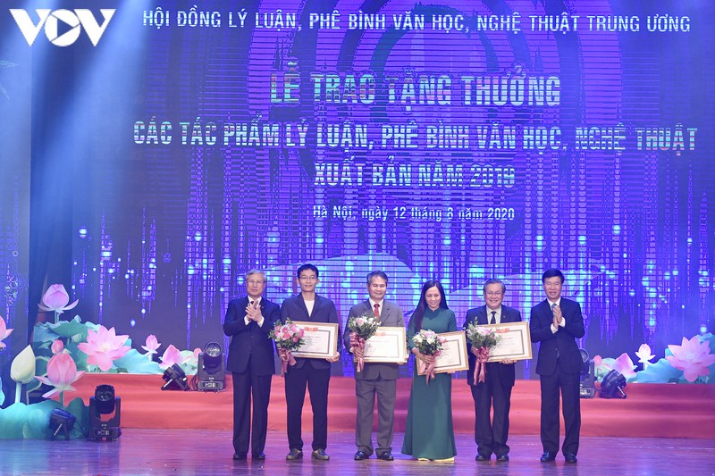 trao tang thuong 15 tac pham ly luan, phe binh van hoc nghe thuat hinh 5