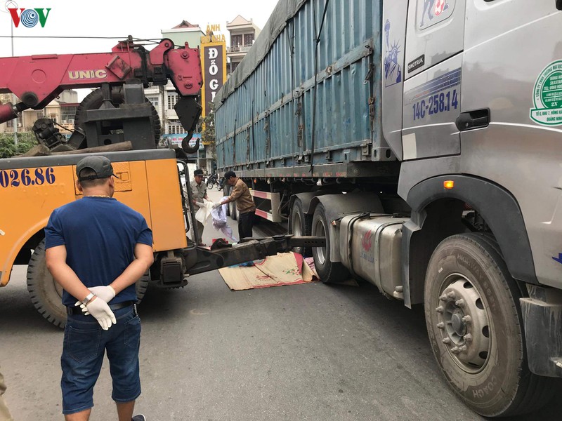 nguoi dan ong nhat ve chai bi xe dau keo can tu vong o quang ninh hinh 2