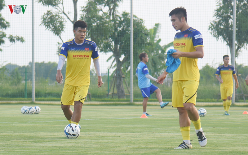 u22 viet nam meo mat vi tap o san co nhan tao voi giay khong phu hop hinh 13