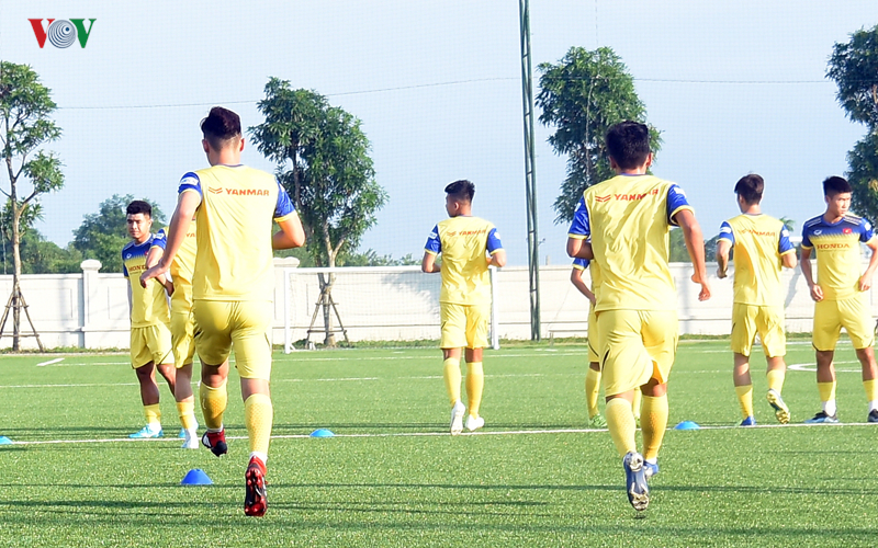 u22 viet nam meo mat vi tap o san co nhan tao voi giay khong phu hop hinh 2