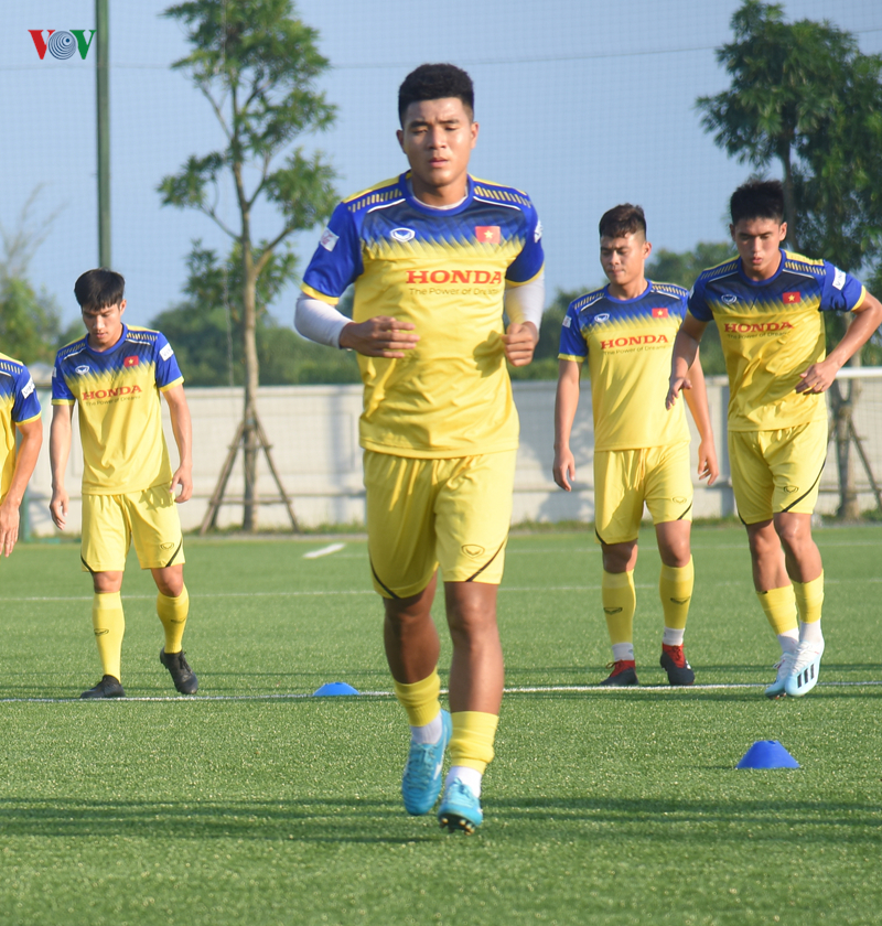 u22 viet nam meo mat vi tap o san co nhan tao voi giay khong phu hop hinh 3