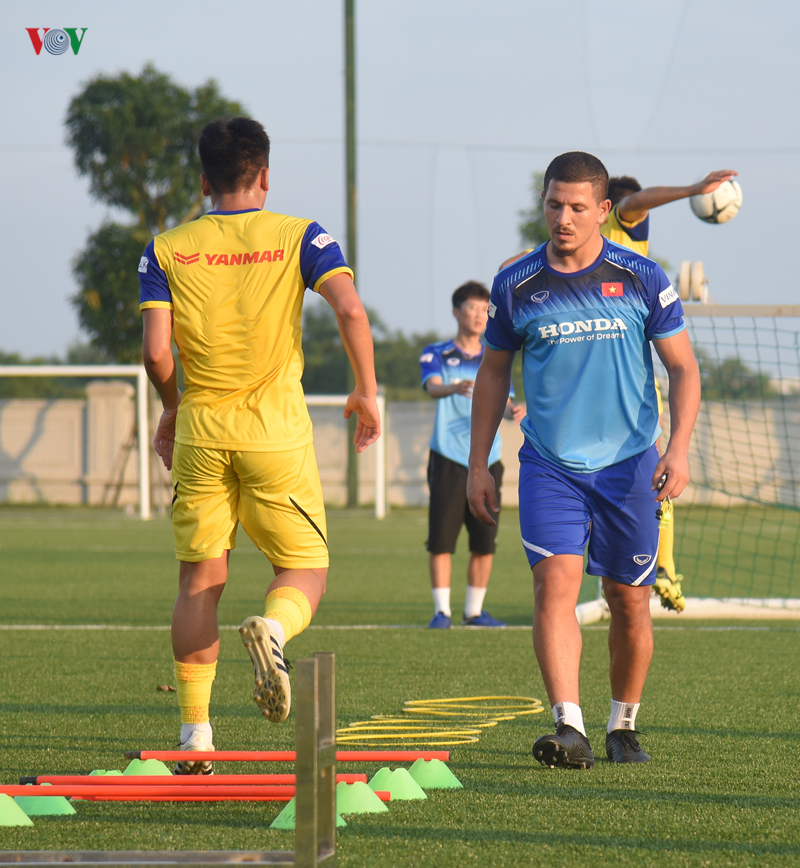 u22 viet nam meo mat vi tap o san co nhan tao voi giay khong phu hop hinh 6