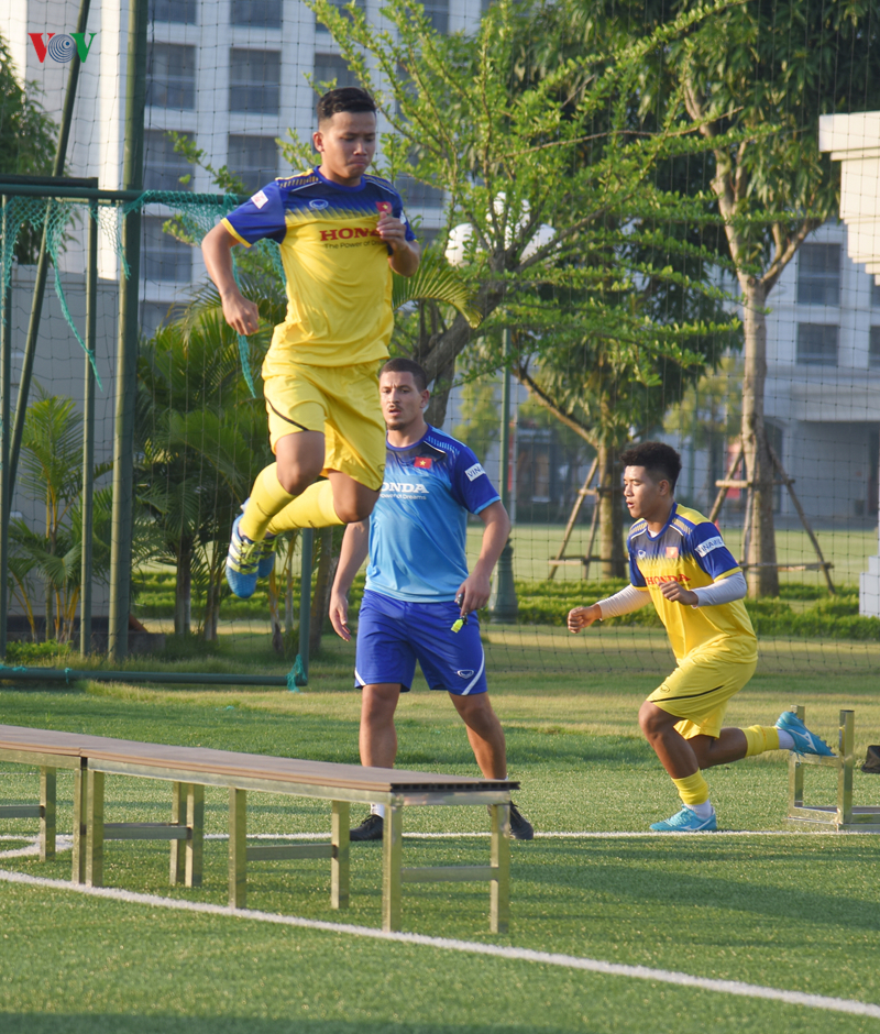 u22 viet nam meo mat vi tap o san co nhan tao voi giay khong phu hop hinh 7