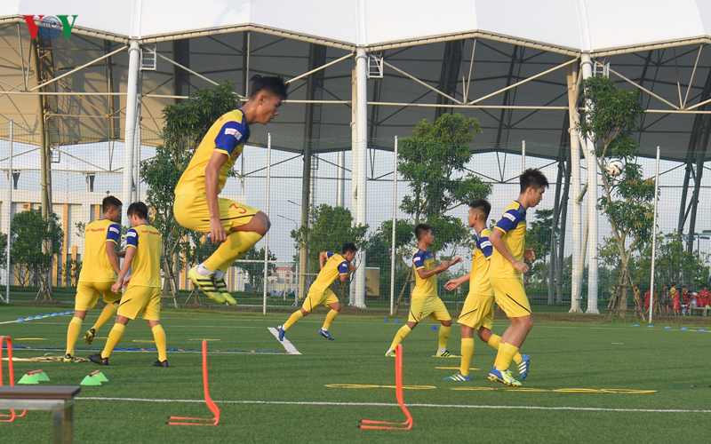 u22 viet nam meo mat vi tap o san co nhan tao voi giay khong phu hop hinh 8