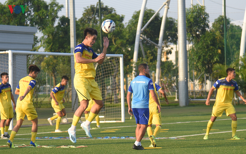 u22 viet nam meo mat vi tap o san co nhan tao voi giay khong phu hop hinh 9