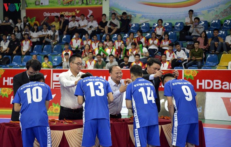 chum anh: le be mac va trao giai futsal vdqg hdbank 2019 hinh 6
