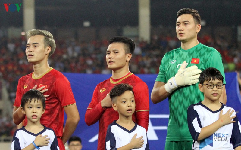 anh: quang hai ra tay nghia hiep, doi thu cam on ngay tren san bong hinh 2