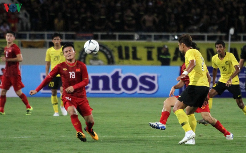 anh: quang hai ra tay nghia hiep, doi thu cam on ngay tren san bong hinh 4