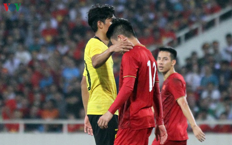anh: quang hai ra tay nghia hiep, doi thu cam on ngay tren san bong hinh 9