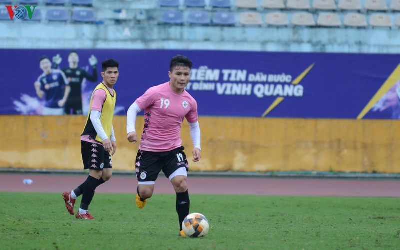 quang hai "luyen cong" duoi troi mua, san sang danh bai nam dinh hinh 10