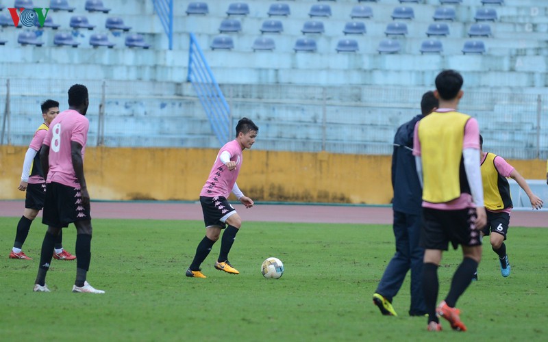 quang hai "luyen cong" duoi troi mua, san sang danh bai nam dinh hinh 12
