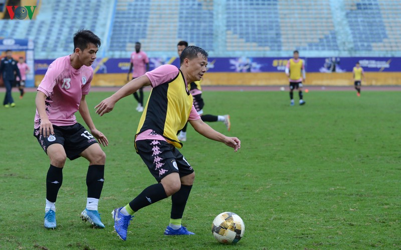quang hai "luyen cong" duoi troi mua, san sang danh bai nam dinh hinh 15