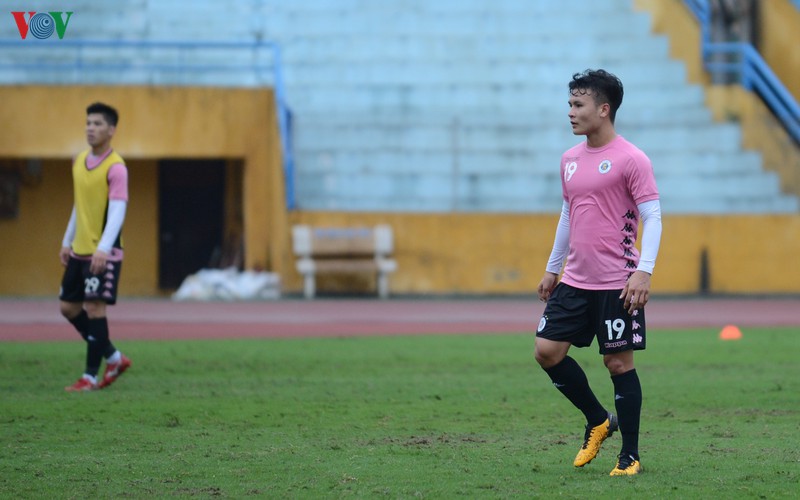 quang hai "luyen cong" duoi troi mua, san sang danh bai nam dinh hinh 16