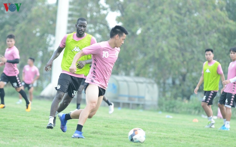 ha noi fc ren quan, quang hai "an du" khi dua suc voi thanh chung hinh 11