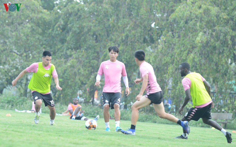 ha noi fc ren quan, quang hai "an du" khi dua suc voi thanh chung hinh 12