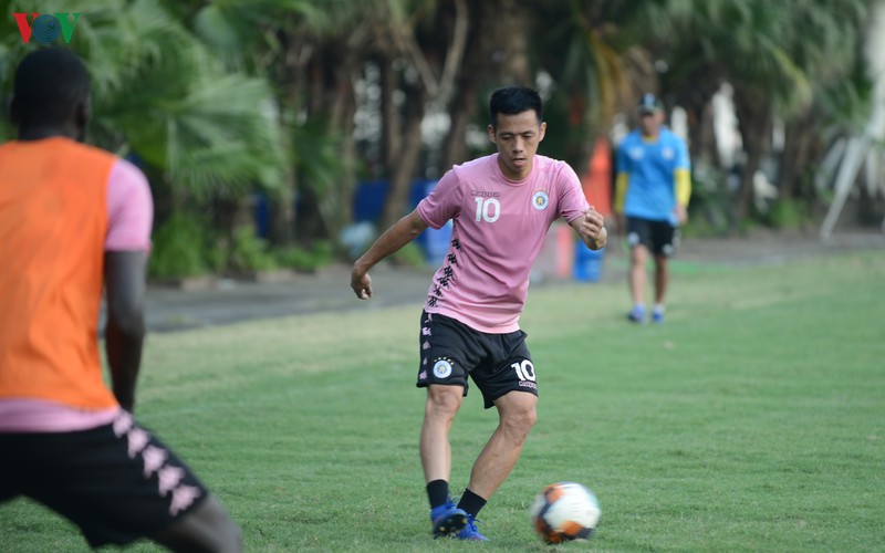 ha noi fc ren quan, quang hai "an du" khi dua suc voi thanh chung hinh 13