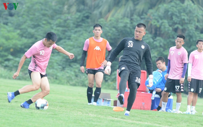 ha noi fc ren quan, quang hai "an du" khi dua suc voi thanh chung hinh 1