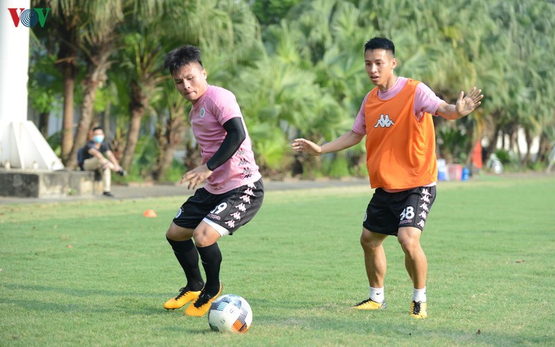 ha noi fc ren quan, quang hai "an du" khi dua suc voi thanh chung hinh 2