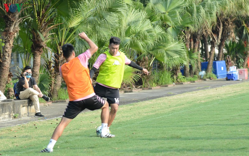ha noi fc ren quan, quang hai "an du" khi dua suc voi thanh chung hinh 3