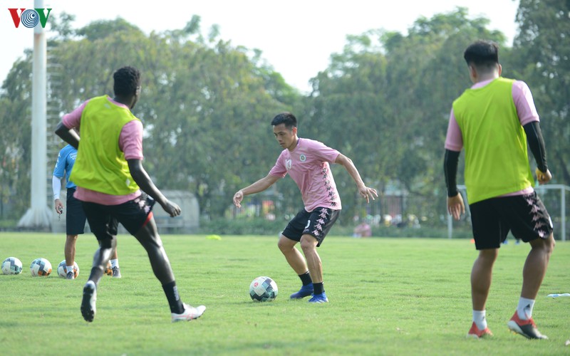 ha noi fc ren quan, quang hai "an du" khi dua suc voi thanh chung hinh 4