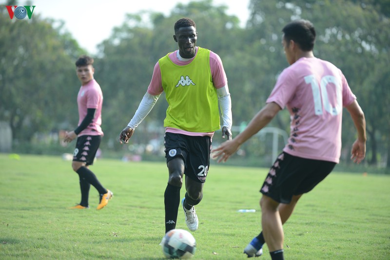 ha noi fc ren quan, quang hai "an du" khi dua suc voi thanh chung hinh 5
