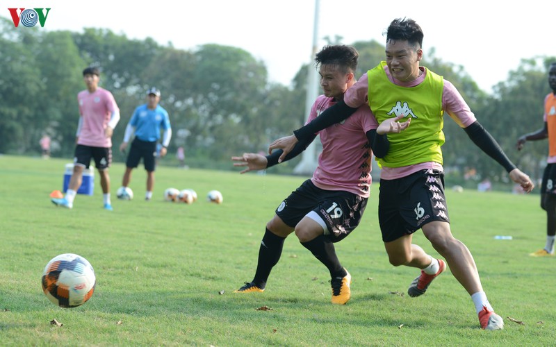 ha noi fc ren quan, quang hai "an du" khi dua suc voi thanh chung hinh 8