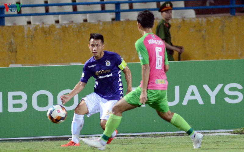"quang hai hoa messi" khi duoc nguoi dep tiep lua tren khan dai hinh 11