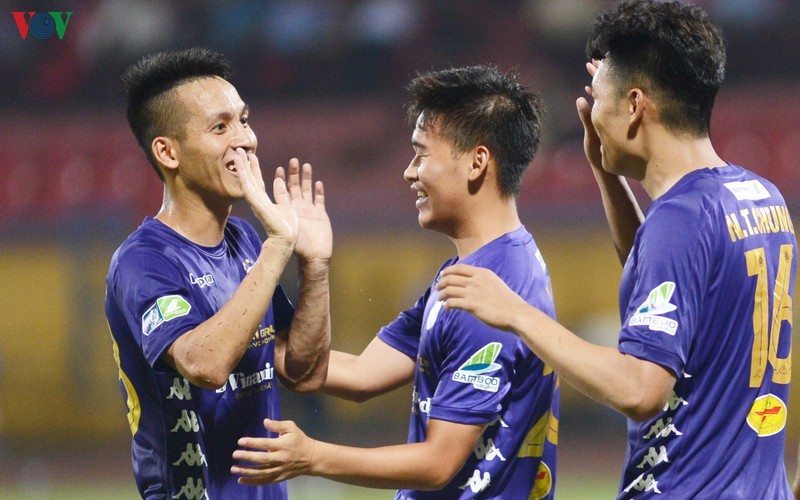 "quang hai hoa messi" khi duoc nguoi dep tiep lua tren khan dai hinh 12