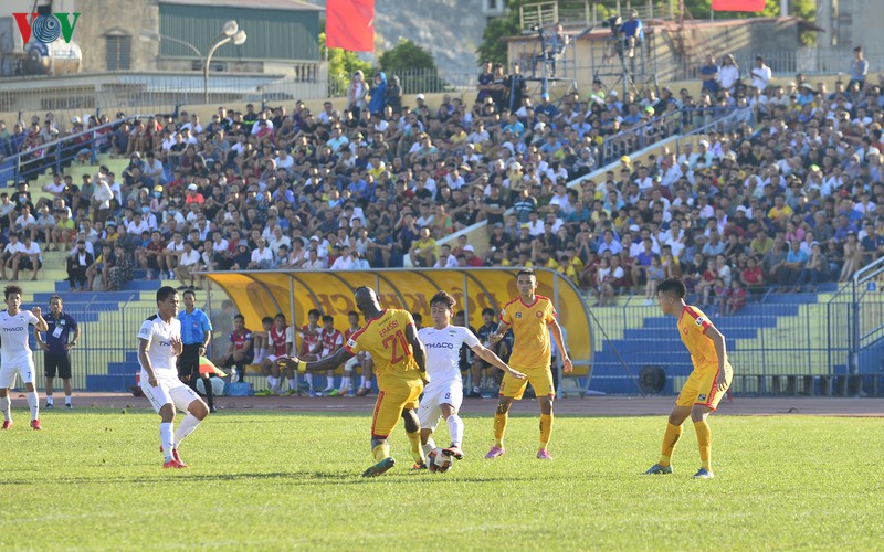 nhung hinh anh day cam xuc o tran thanh hoa - hagl vong 11 v-league 2020 hinh 1