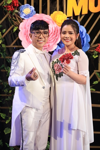 chuyen showbiz: ho ngoc ha mac ao xuyen thau tren duong pho paris hinh 7
