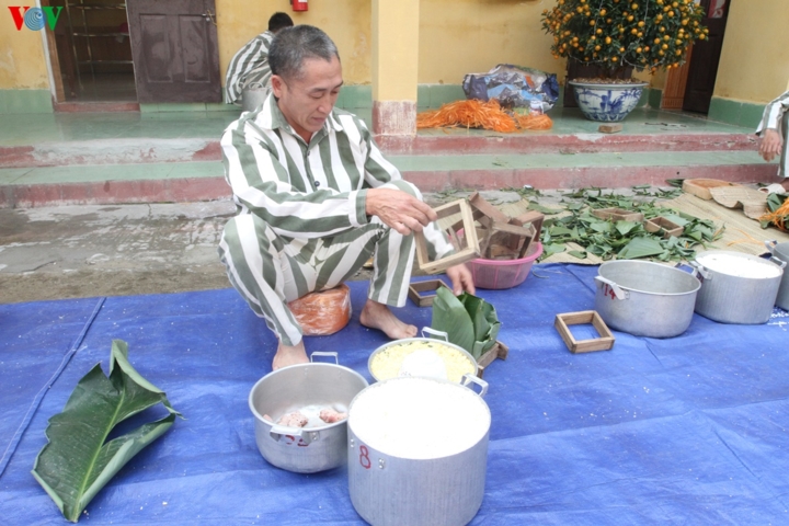 anh: pham nhan trai ninh khanh goi banh chung, trang tri trai don tet hinh 3