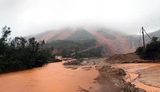 Sạt lở núi tại khu vực Rú Rác ở xã Cẩm Trung gây thiệt hại một số trang trại và tài sản của người dân.