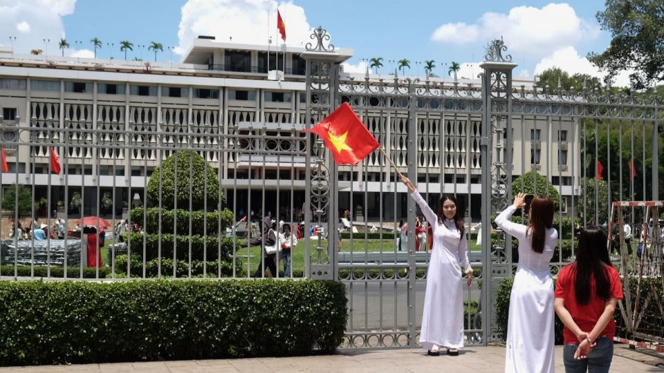 dong_dao_nguoi_dan_du_khach_toi_tham_quan_dinh_doc_lap_anh_duy_phuong.jpeg