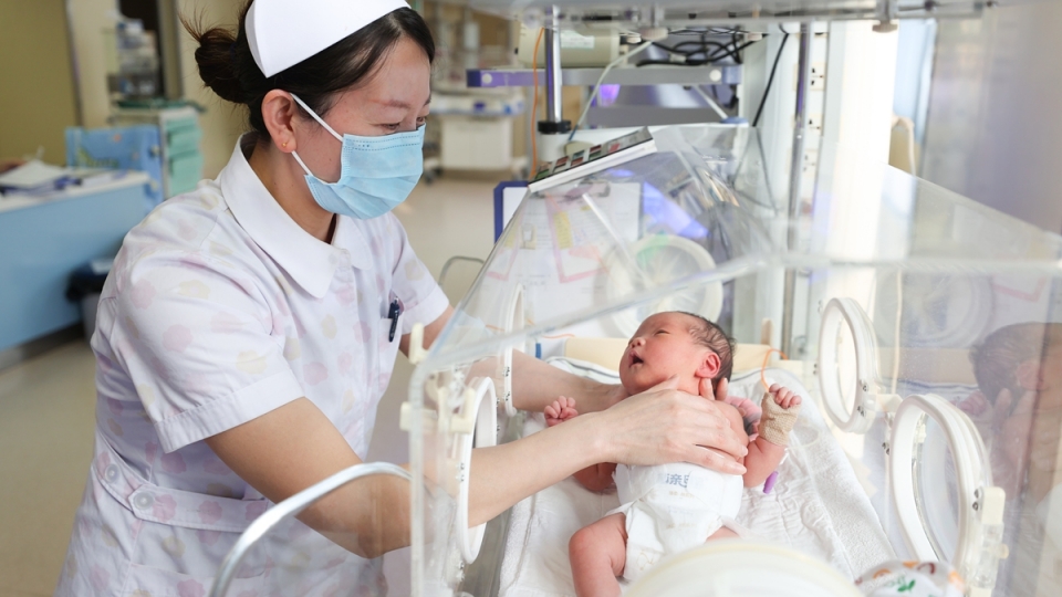 Nhân viên y tế chăm sóc trẻ sơ sinh tại một bệnh viện ở tỉnh Giang Tô, miền Đông Trung Quốc ngày 1_1_2024. Ảnh_ VCG.jpeg