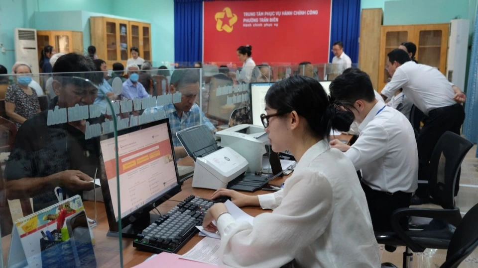 khong_khi_lam_viec_cua_can_bo_phuong_tran_bien_rat_nghiem_tuc_khan_truong_anh_duy_phuong.jpeg