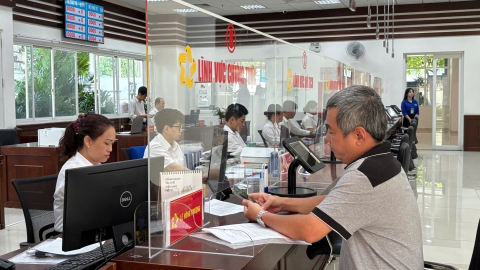 nguoi_dan_den_lam_thu_tuc_hanh_chinh.jpeg