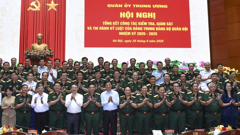 hoi nghi quan uy trung uong cong tac kiem tra.JPG