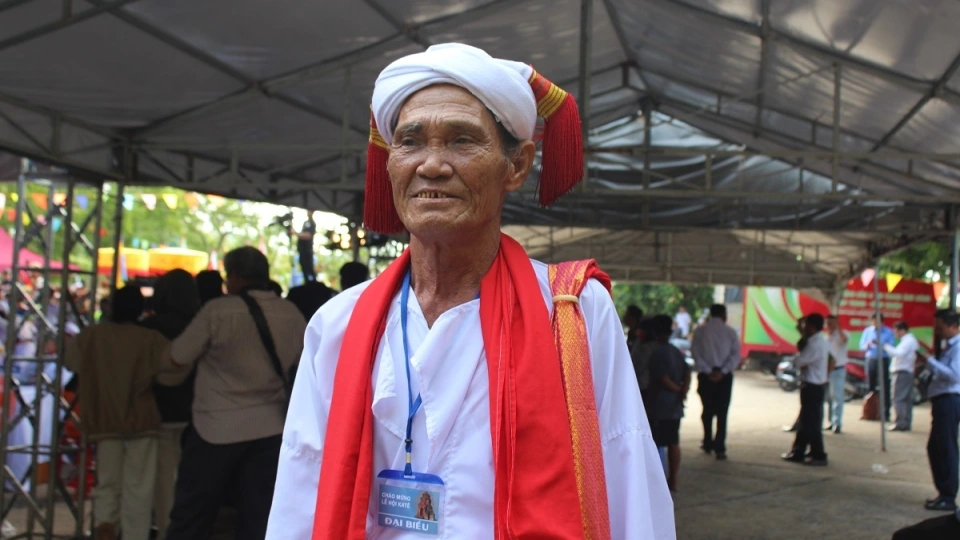 Sư cả Thường Xuân Hữu luôn đau đáu với việc bảo tồn các giá trị văn hoá của dân tộc.JPG