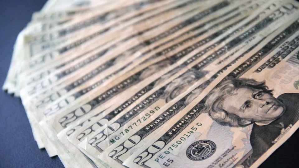 free-photo-of-bundle-of-money-on-a-table.jpeg